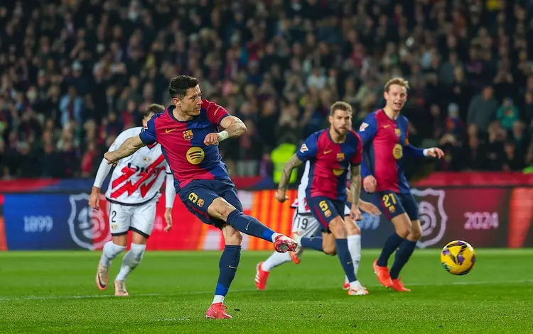 从莱万多夫斯基迎来十五赛季高光表现到拉齐奥赛前扳平良机，波尔图国际比赛日调整名单